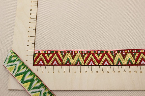 Жак.лента 32мм Желто-зеленые уголки на красном