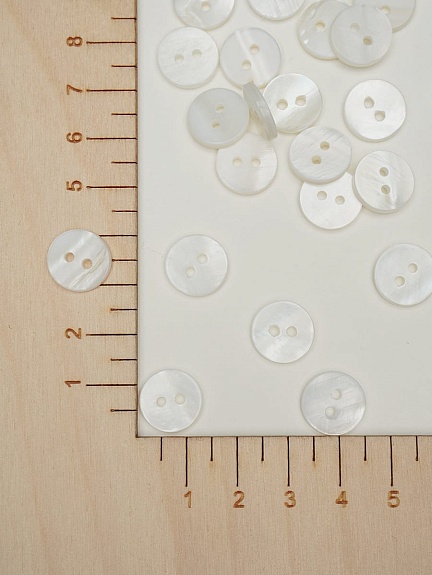 Пуговица перламутр, цв.молочный/бежевый, 13мм, 2 отверстия