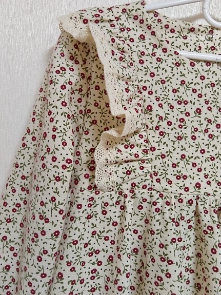 Платье из хлопка "Бордовые цветики на св.телесно-бежевом"