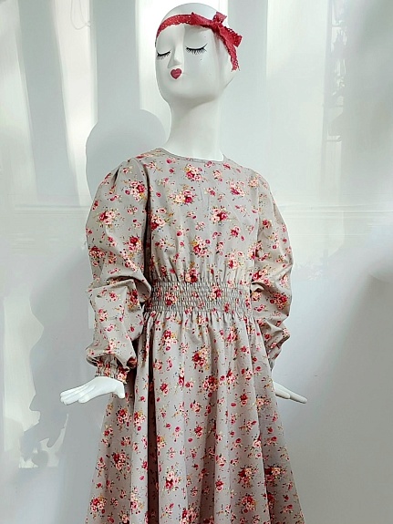 Детское платье из импортного хлопка  "Букеты роз на серо-бежевом"