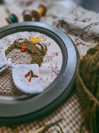 Картина с ковровой вышивкой и фоном из плательного хлопка с микроворсом