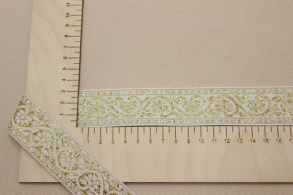 Жак.лента 32мм Золотистый цветочный орнамент на молочно-сливочном