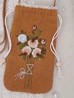 Сумочка-чехол из бархата с вышивкой ручной работы
