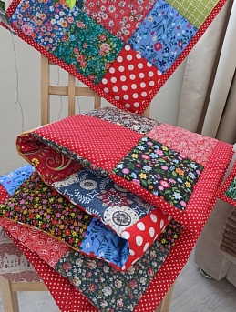 Лоскутное одеяло в русском стиле и декоративные подушки