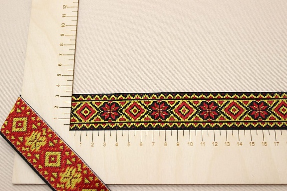 Жак.лента 32мм Снежинки с ромбиками (цв.т.малиновый/лимон) на черном