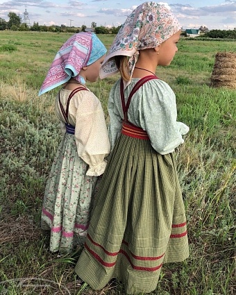 Детские сарафаны в народном стиле из пестряди "Средняя клетка" и сатина "Ароматная земляничка"