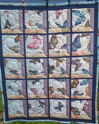 Панно "Бабочки в окне" в стиле пэчворк из бязи