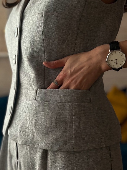 Костюм из шерсти в пепельно-сером цвете