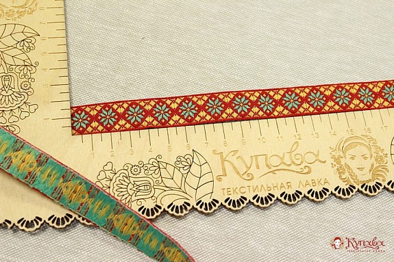 Жак.лента 18мм Желто-зеленый орнамент-снежинка на красном