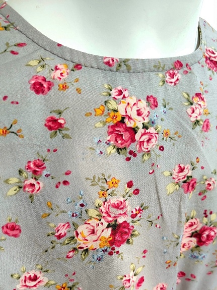 Детское платье из импортного хлопка  "Букеты роз на серо-бежевом"