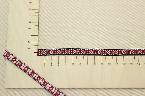Жак.лента 10мм Красно-белые цветы-снежинки на черном
