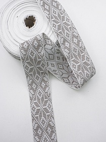 Жак.лента 52мм Серо-бежевая снежинка-цветок на белом