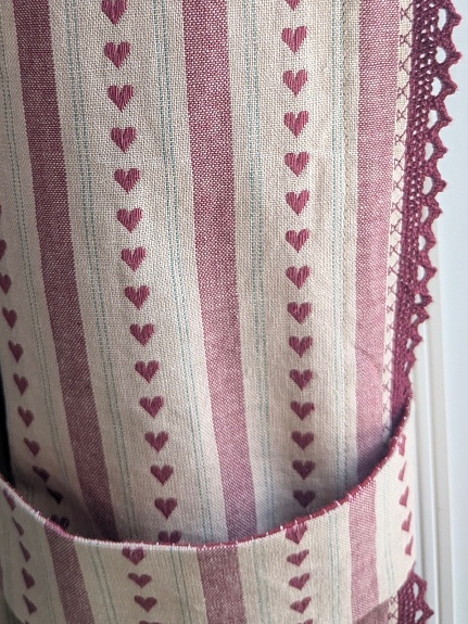 Шторы и гирлянда из пестряди