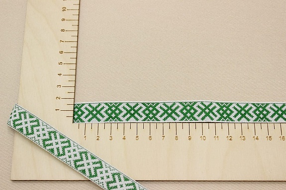 Жак.лента 17мм Зеленый оберег на белом, рис.9669/2