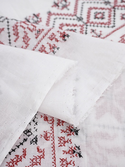 Батист с вышивкой "Славянский орнамент", ш.1.5м, хлопок-100%, 80гр/м.кв