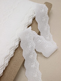 Шитье цв.молочно-белый (общая ширина 40мм, ширина вышивки 24мм), хлопок-100%, батист