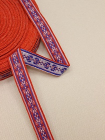 Жак.лента 18мм Васильково-белый орнамент на алом