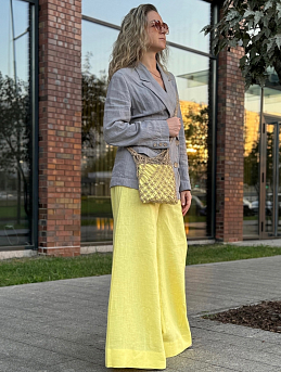 Брюки и сумочка из однотонного костюмного льна с эффектом мятости