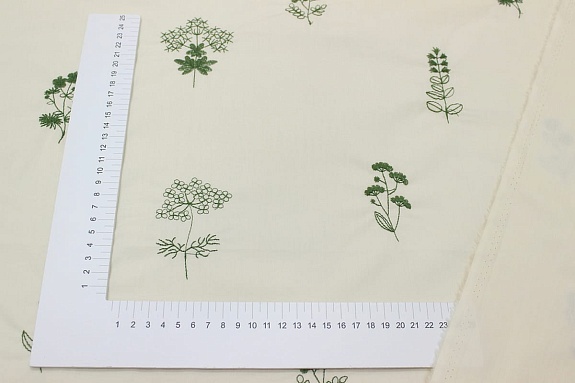 Мерный лоскут - Перкаль Премиум с вышивкой "Цветущие травы" цв.св.кремово-бежевый, ш.1.5