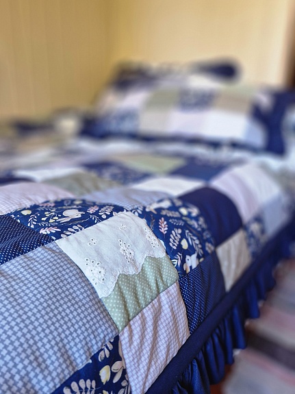 Комплект в технике пэчворк с оборками из шитья