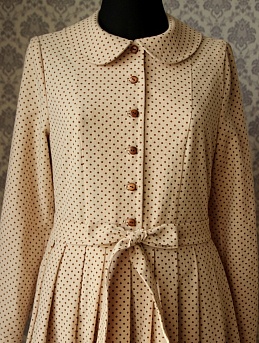 Изящное платье из теплого хлопка в горошек