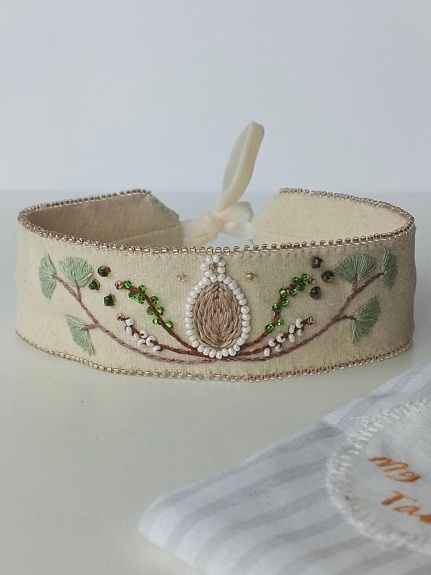 Украшение для шеи из бархата с вышивкой