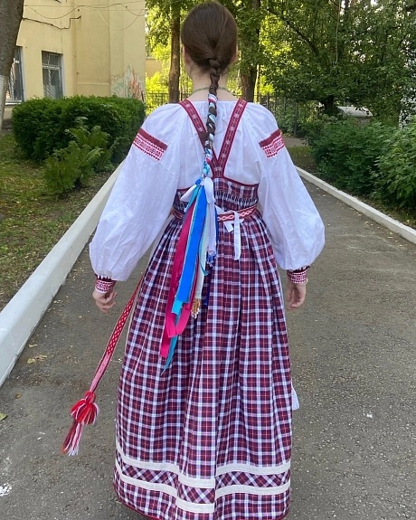 Народный костюм из поплина, пестряди и кружева