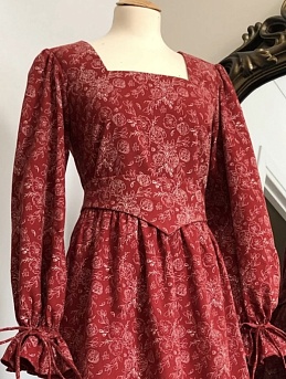 Платье из Теплого хлопка "Букеты пионов" в красно-коричневом цвете