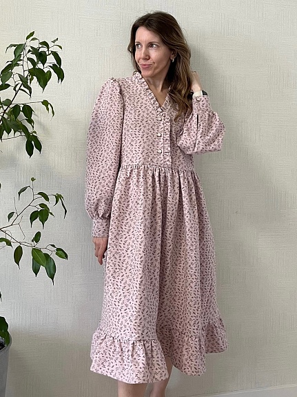 Платье из теплого хлопка "Мелкая ботаника" в розово-сиреневом цвете