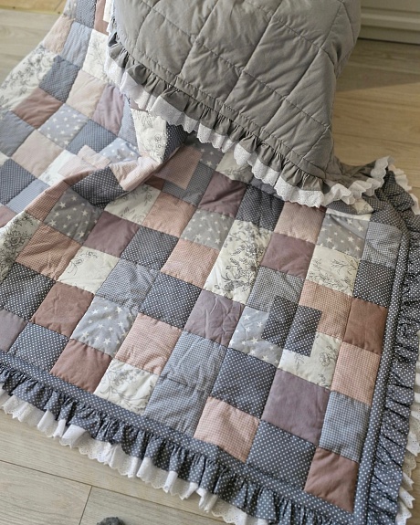 Покрывало и декоративная подушка в стиле пэчворк из перкали, поплина, бязи и оборки из шитья