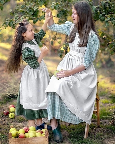 Детское платье с фартуком из пестряди "Средняя клетка"