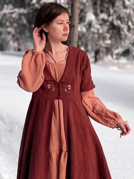 Платье из муслина и накидка из крапивы