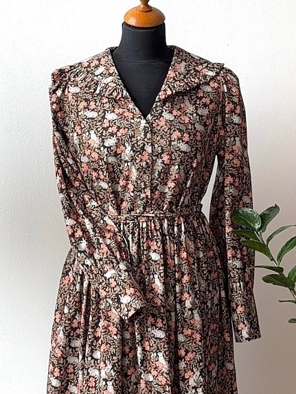 Платье из плательного хлопка "Ягодный плутишка" в черном цвете