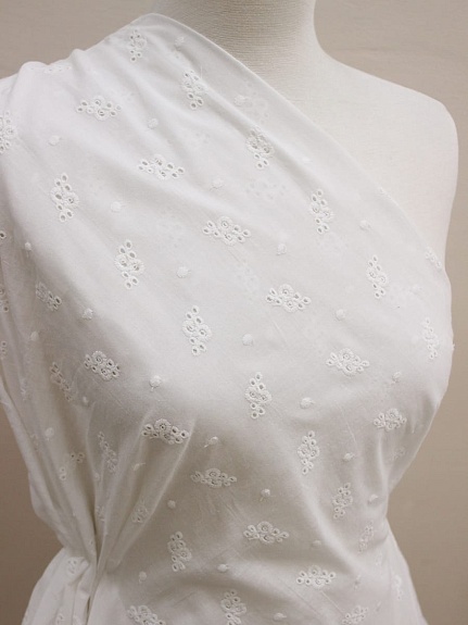 Шитье "Айлин" цв.молочно-белый, СОРТ2, общ.ш.1.5м, ш.вышитой части 1.39м, батист, хлопок-100%