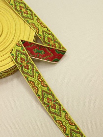 Жак.лента 24мм Красно-зеленый орнамент на желтом#018210