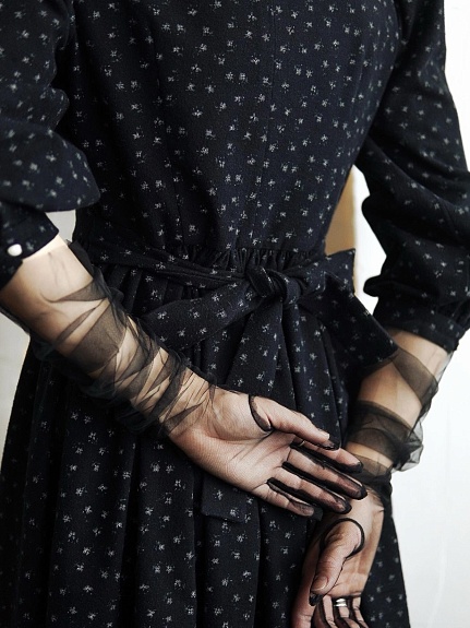 Платье из Теплого хлопка "Цветочки - мотылечки" в черном цвете