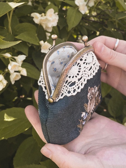 Кошелек с вышивкой в виде енота из микровельвета