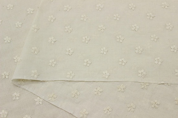 Шитье "Вышивка - незабудки" цв.кремовый, ш.1.52м (вышит.часть1.38м), батист, хл-100%, 80гр/м.кв