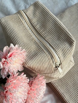 Косметичка из вельвета в бежево-кремовом цвете