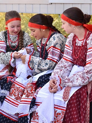 Сарафаны в народном стиле из теплого хлопка "Набойка-веточки с горошком"
