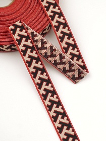 Жак.лента 18мм Славянский черно-кремовый оберег на красном