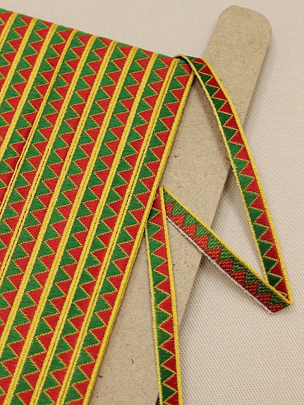 Жак.лента 10мм Красные/зеленые треугольники на желтом