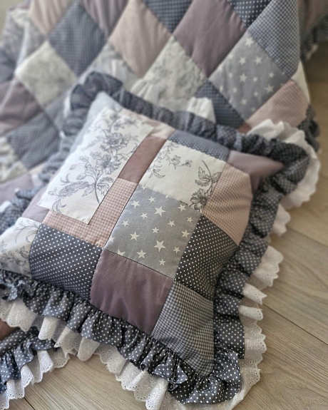 Покрывало и декоративная подушка в стиле пэчворк из перкали, поплина, бязи и оборки из шитья