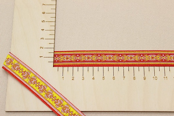 Жак.лента 17мм Желто-белый орнамент на алом