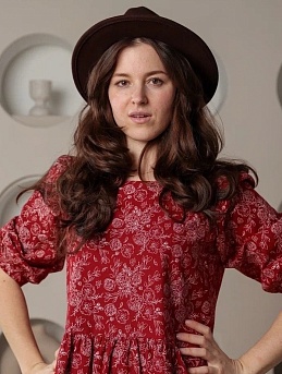 Платье из теплого хлопка "Букеты пионов на красно-коричневом"