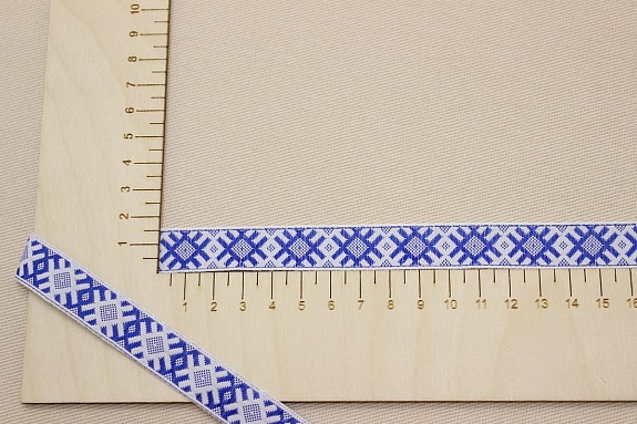 Жак.лента 18мм Васильковый оберег на белом#034713