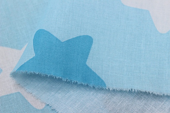 Поплин "Бело-серо-бирюзовые пряничные звезды на нежно-бирюзовом", СОРТ2, ш.1.5м, хл-100%,115гр/м.кв