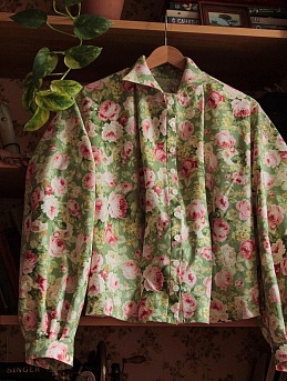 Блузка из сатина "Великолепие роз на винтажно-зеленом"