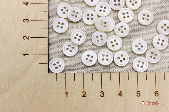Пуговица перламутр, цв. молочный/бежевый, 9мм, 4 отверстия