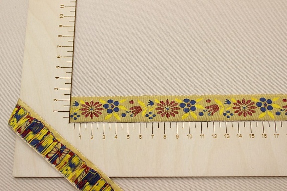 Жак.лента 24мм Бордово-терракотовые/джинсово-синие цветы на т.соломенно-желтом